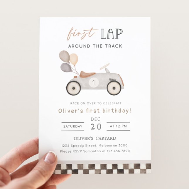 Convites First Lap Beige Race Car & Balloons 1st Birthday (Criador carregado)