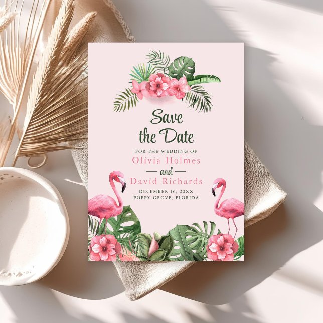 Convites Flamingo Tropical Cor d'água rosa Salvar a Data (Pink Watercolor Tropical Flamingo Save the Date Invitation on sunny table with dry palm leaf.)