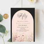 Convites Flor floral de pêssego preto, luxo de 50 anos<br><div class="desc">Um convite elegante para flores silvestres. Fundo preto e um arco colorido de pêssego. Decorado com flores silvestres de cor d'água em bege,  rosa.</div>