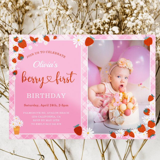 Convites Flor Rosa Gingham Daisy Berry Primeiro Aniversário (Pink Gingham Daisy flower Strawberry Berry sweet with Photo Girl First Birthday Invitation
)