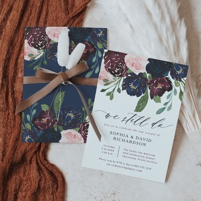 Convites Florais Elegantes Azul Marinho e Ameixa | Renovaçã (A lovely and elegant floral wedding vow renewal invitation, in navy blue and plum with modern script)