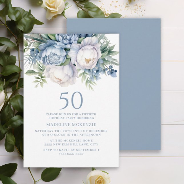 Convites Floral Branco Azul Elegante 50º Aniversário (Elegant dusty blue and white watercolor floral 50th birthday party invitation for women.)
