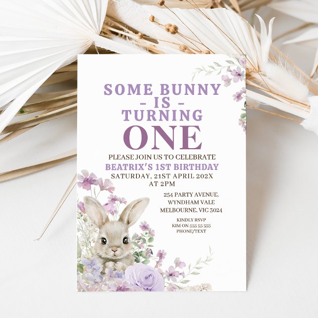 Convites Floral Roxo Um Coelhinho Virando Um primeiro anive (Some bunny is turning one 1st birthday invitation with fury bunny and purple wildflowers.  Easter)