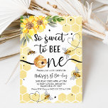 Convites Floral Tão Bonita Para Ser Um primeiro aniversario<br><div class="desc">Floral Tão Doce Para Ser Um primeiro aniversario de Abelhas Convidando Menina Doce para o primeiro aniversário convidada com um título de caligrafia moderna,  abelhas,  colmeia e corações. Este convite tão doce para ser um primeiro aniversario também apresenta alguns girassóis e folhagem.</div>