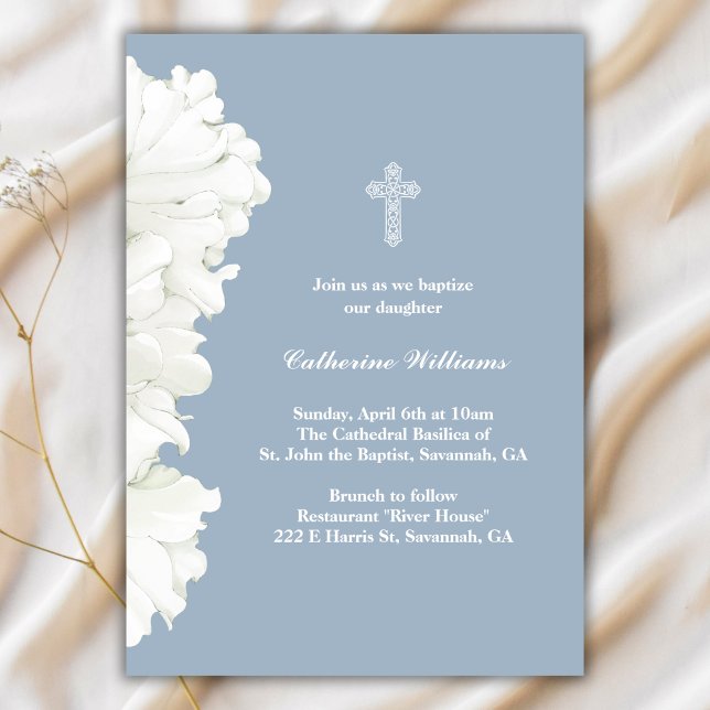 Convites Flores Brancas Minimalistas em Azul Poeirento Bati (Minimalist White Flowers Dusty Blue Baptism Invitation)