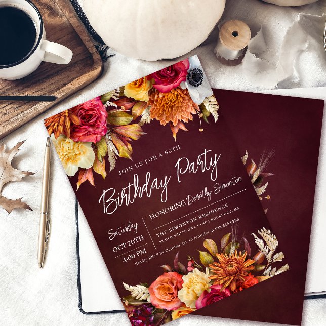 Convites Flores Burgundy Fall Script Chic 60º Aniversário (Elegant 60th Birthday Party Invitation. Earth colors perfect for a fall celebration!)