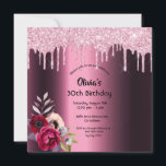 Convites Flores cor-de-rosa com gota a gota de aniversário<br><div class="desc">Na frente: Um convite para uma festa de aniversário de 30 anos. Um fundo metálico falso, cor púrpura escura, com aparência falsa. Decorado com flores roxas escuras e arrojadas e cor-de-rosa rosa, brilho sujo rosa, aspecto pingado de tinta. Modelos para um nome e detalhes da festa. O nome é escrito...</div>