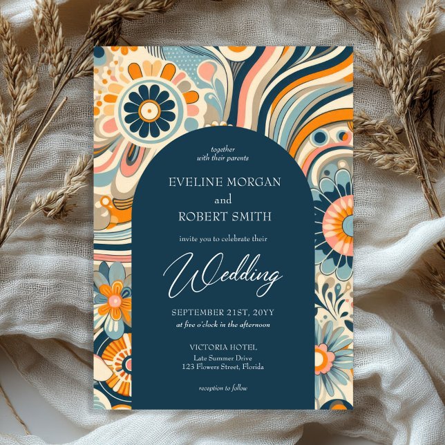 Convites Flores-de-cabeça-de-lata-marinho arco azul-alaranj (trendy retro groovy flowers navy and orange blue arch wedding invitation)