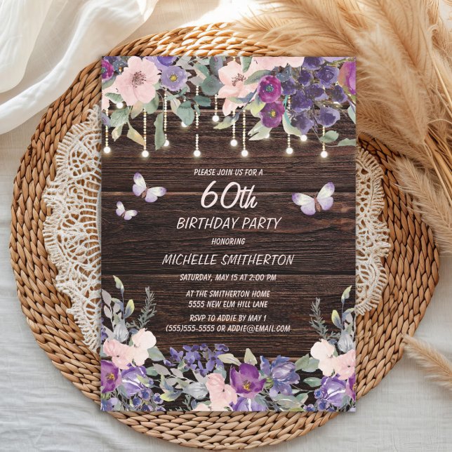 Convites Flores rosadas roxas Borboletas Madeira russa 60º (Purple and pink watercolor floral and butterflies on rustic wood 60th birthday party invitation)