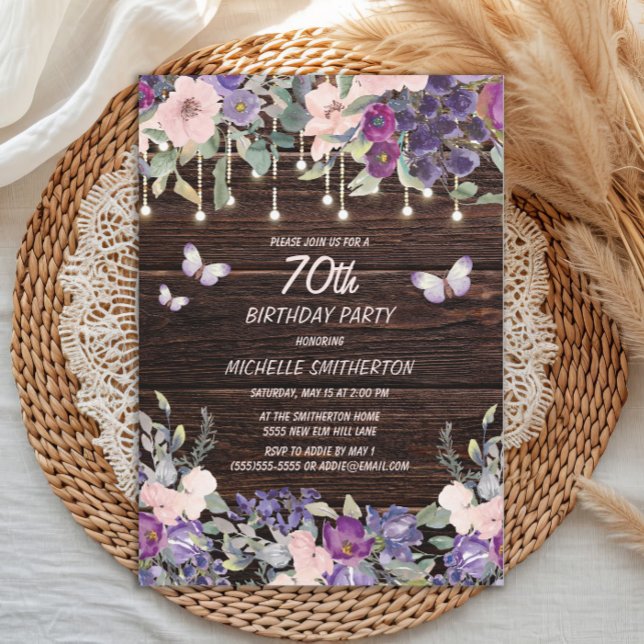Convites Flores Rosas Roxas Borboletas Madeira Rústica 70º (Purple and pink watercolor floral and butterflies on rustic wood 70th birthday party invitation)