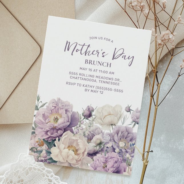 Convites Flores Roxas Elegantes Brunch do Dia das Mães (Elegant purple and cream-colored floral Mother's Day Brunch invitation)