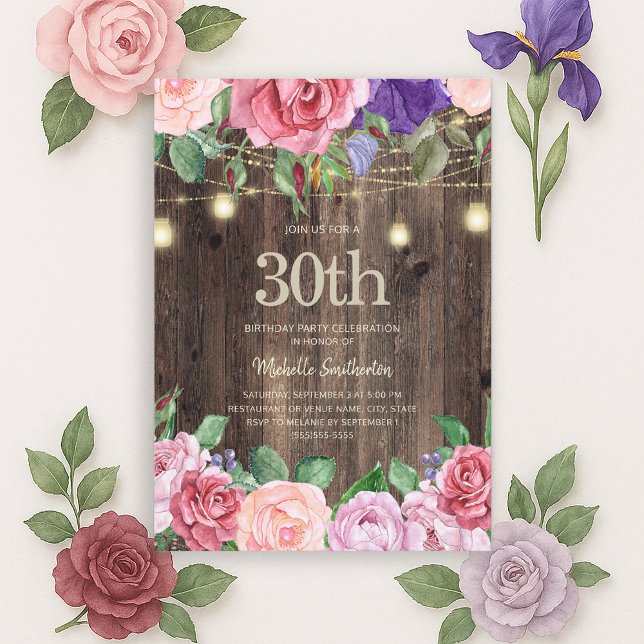 Convites Flores roxas, rosadas, russas Luzes de corda 30 (Pink and purple watercolor floral and string lights on rustic wood 30th birthday party invitation)