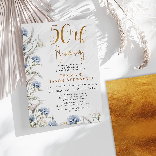 Convites Flores Selvagens Azuis Modernas 50 anos (Blue Gold Floral 50th Wedding Anniversary Invitation, Faux Gold Calligraphy, Wildflowers, Elegant)