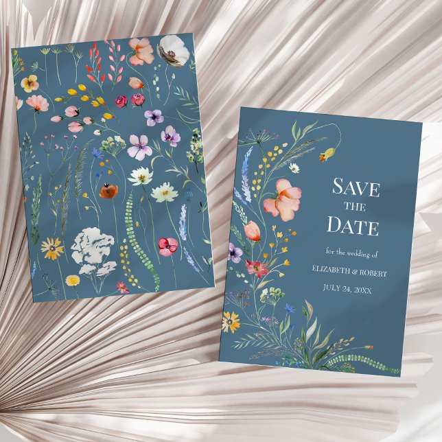 Convites Flores Selvagens De Azul Moles Salvem A Data (Soft Blue Boho Wildflowers Save The Date Invitation on a sunny neutral dry palm leaf.)