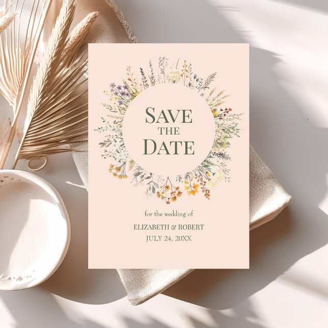 Convites Flores Silvestres Aquarela Cor-de-Pêssego Salve a  (Peach Fuzz Watercolor Wildflowers Save The Date Invitation on a table with boho decor and dry flower)