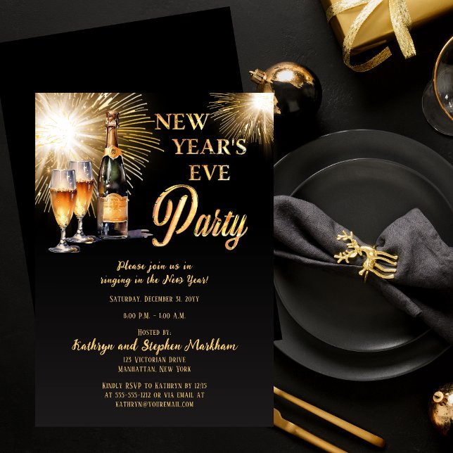 Convites Fogos de Champanhe Festa Dourada de Véspera de ano (Champagne with Glasses and Fireworkds Black and Gold Tone New Year's Eve Party Invitation)