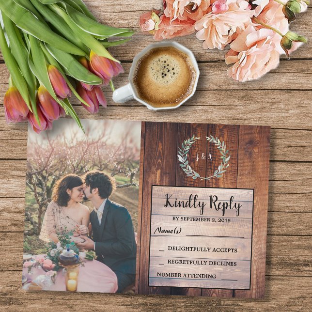 Convites Folhas russas sobre o monograma de madeira Casamen (Rustic leaves on barn wood monogrammed photo Wedding RSVP Invitation.)