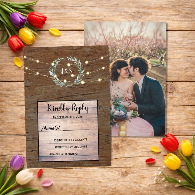 Convites Folhas rústicas madeira cordão de luzes Resposta C (Rustic leaves on wood string of lights Wedding RSVP Invitation. For your rustic country wedding.)