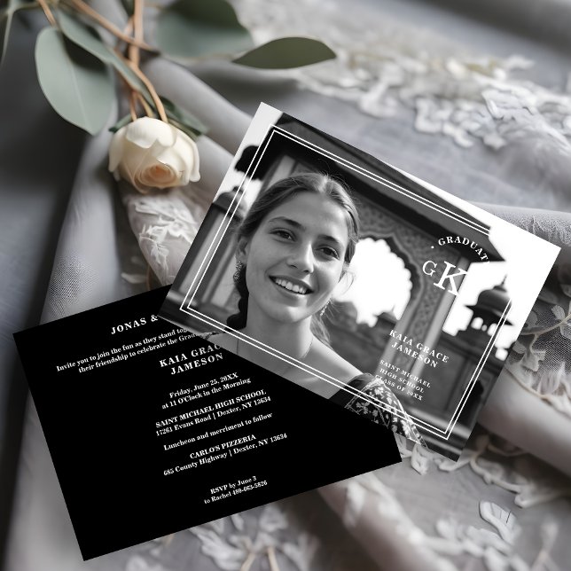 Convites Formando de Fotografia Na moda preto e branco refi (Exquisite Black & White Stylish Chic Photo Grad Initials Modern Calligraphy Invitation Card. )
