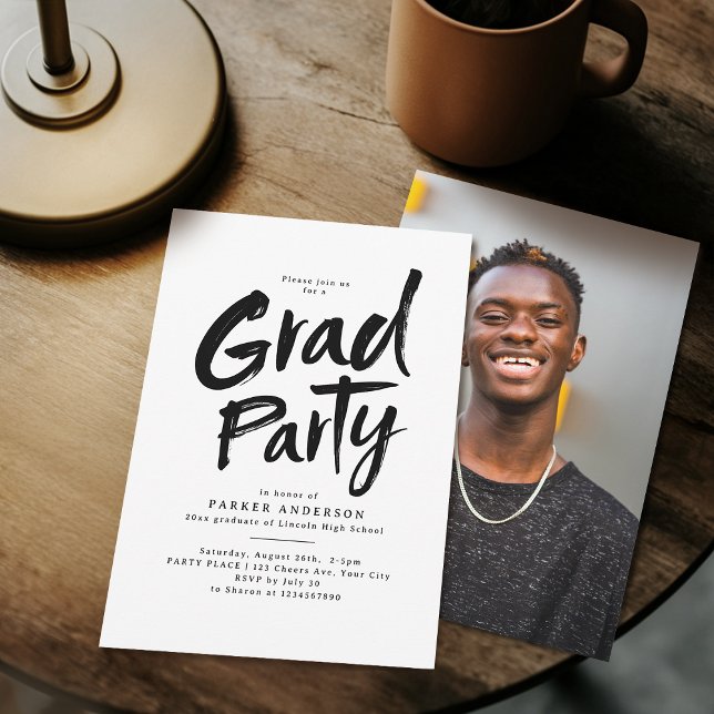Convites Formando de Script de Pincel Simples Preto (Black Simple Modern Brush Script Grad Party Invitation)