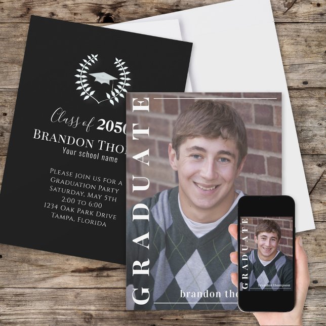 Convites Formando Elegante branco e preto (Graduation announcement invitation with full bleed photo.)