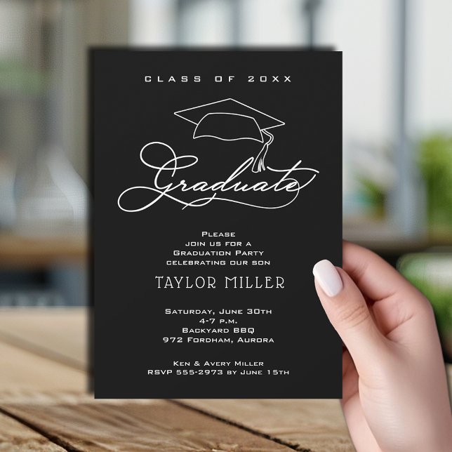 Convites Formando Elegante Formatação Negra (Elegant white script and grad hat Black graduation party invitations)