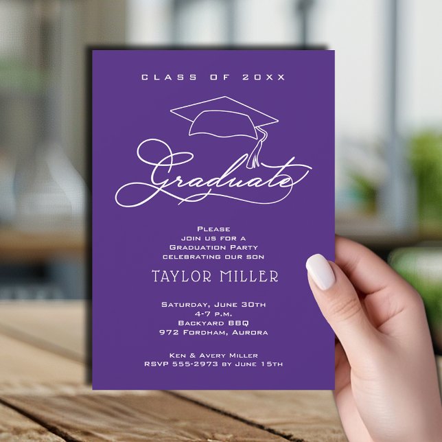 Convites Formando Elegante Formatação Roxa (Elegant white script and grad hat purple graduation party invitations)