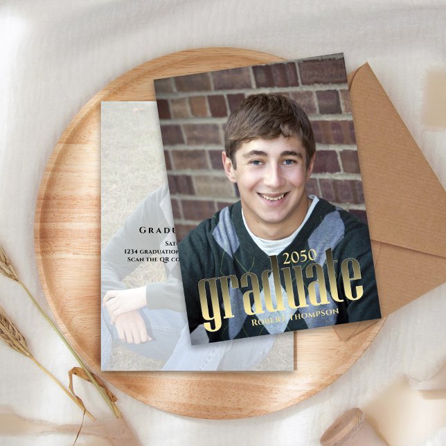 Convites Formando Foto Simples Preto e Tipografia Dourada (Graduation invitation announcement card with a full bleed photo and gold typography. )