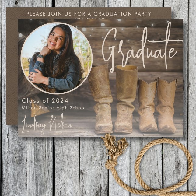 Convites Formatação de Fotos Rustic Western Barn & Cowboy B (Rustic Western Barn & Cowboy Boot Photo Graduation Invitation)