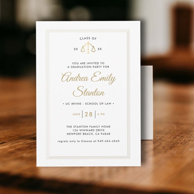 Convites Formatação na Faculdade de Direito Escalas de Just (law school graduation party invitation gold scales of justice black white embossed frame elegant)