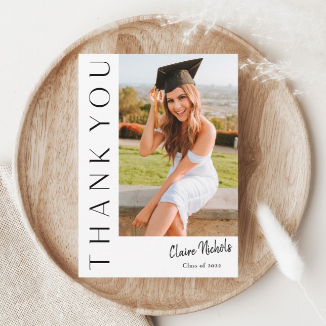 Convites Formatura com Foto Vertical Moderna (Modern Typography Photo Graduation Thank You Card.)