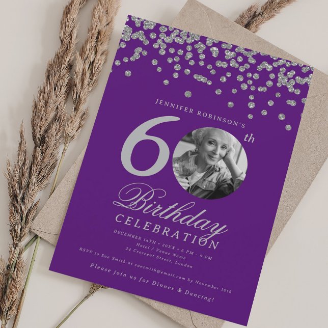 Convites Foto 60º Aniversário Prata Confetti Roxo (Photo 60th Birthday Silver Confetti Purple Invitation)