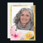 Convites Foto: 60º aniversário rosa branco floral<br><div class="desc">Uma carta de 60ª convite de aniversário feminina e elegante. Flores de hibisco cor-de-rosa macio num fundo branco elegante e uma falso estrutura dourada. Frente: Modelos para uma foto e sua idade Traseira: Modelos para suas informações sobre a festa.</div>