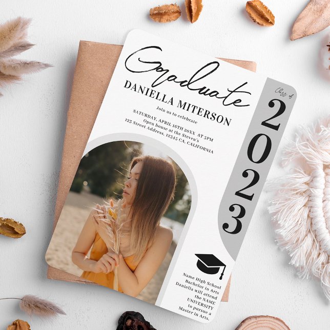 Convites Foto bold Graduação em branco em arco de 2023 (Criador carregado)