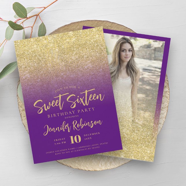 Convites Foto brilhante Dourada Roxo Doce 16 (Classy Gold Purple Glitter Photo Sweet 16 Invitation)