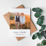 Convites Foto Chic Moderna Verti W Salvar a Data V2<br><div class="desc">Minimalista, moderno e chic foi a inspiração para esta Salve a data com sua foto e um tema preto e branco. É excelente para Primavera, Casamentos de Verão, Casamentos de Praia, Boho, Casamentos outono, Casamentos Russos, Casamentos no inverno & Mais. É personalizado e exclusivo devido à sua foto. Salve as...</div>