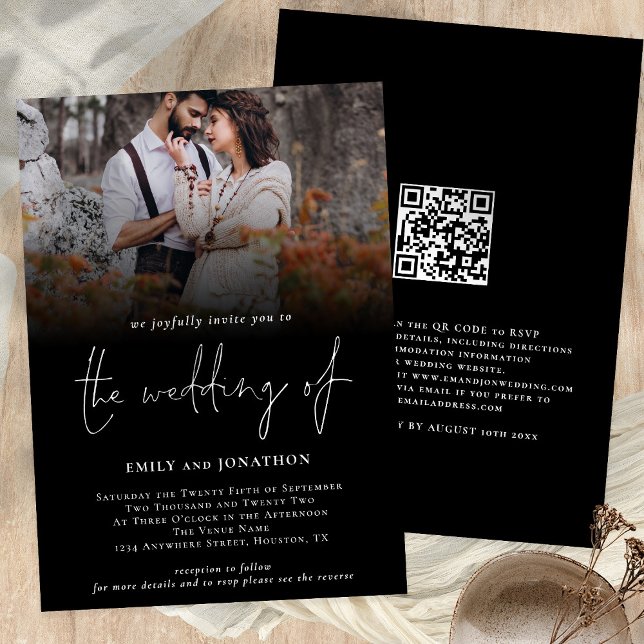 Convites Foto Clássica Script de Código QR Preto (Wedding invitation custom photo overlay black with QR code)