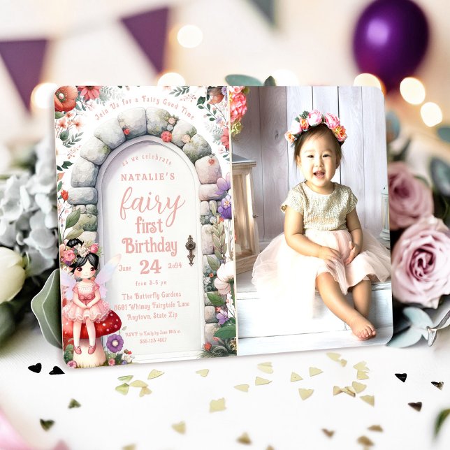 Convites Foto da Primeira Festa de aniversário de Fada de P (Fairy First Birthday Photo Invitation with Black Hair Fairy Girl and Enchanted Doorway.)
