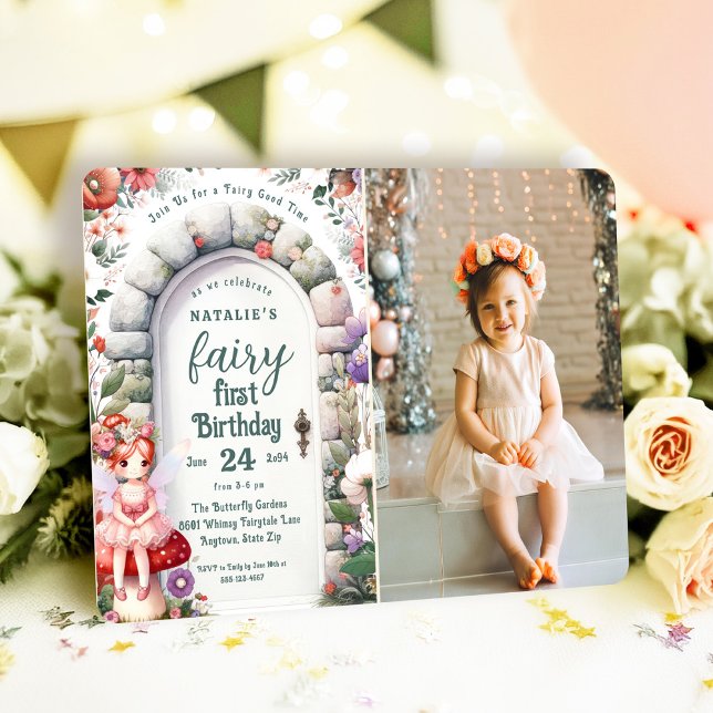 Convites Foto da Primeira Festa de aniversário de Fada de P (Fairy First Birthday Photo Invitation with Red Hair Fairy Girl and Enchanted Doorway.)