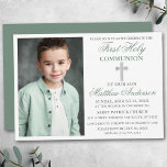 Convites Foto da Santa Comunhão Sage Green Silver<br><div class="desc">Moderno Elegante Verde e Silver Primeiro Convite à Comunhão com Cruz e Foto.</div>