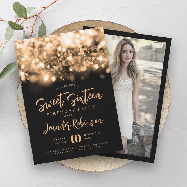 Convites Foto das luzes de brilho Douradas elegantes 16 (Elegant Gold Sparkle Lights Photo Sweet 16 Invitation)