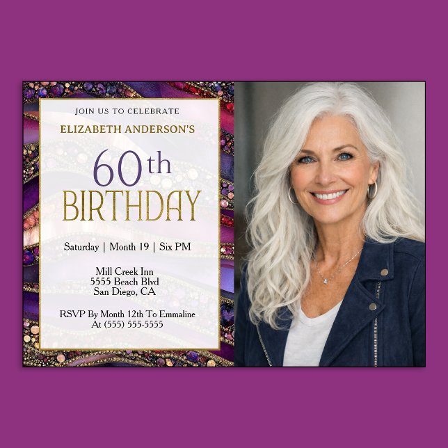 Convites Foto de 60º Aniversário Estratificado com Joias de (Luxury purple and gold 60th birthday photo invitation with jeweled marble design and elegant style.)