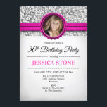 Convites Foto de aniversário de 30 anos - Prata White Quent<br><div class="desc">Convite para aniversário de 30 anos com o seu design de Elegante de Fotografias com prata brilhante falso,  branco e uma dica de rosa quente. Perfeito para a trinta festas de aniversário feminina. Pode ser personalizado para qualquer idade!</div>