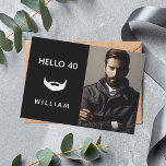 Convites Foto de aniversário de barba branca preta<br><div class="desc">Convite de festas preto-e-branco para homens,  com a imagem de uma barba na frente. Com o texto: aniversário de 40 anos! na frente. Modelo para sua foto. A Adicione os detalhes do evento no verso. Letras brancas,  fundo preto.</div>