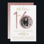 Convites Foto de aniversário de Glitter Dourado com 16 Rosa<br><div class="desc">Este doce design de 16 convites apresenta espaço para uma foto favorita no quadro do brilho do rosa 16! Clique no botão Personalizar para obter mais flexibilidade com a adição de sua foto e texto! Variações desse design, cores adicionais e produtos de coordenação estão disponíveis em nosso compro, zazzle.com/doodlelulu*. Entre...</div>