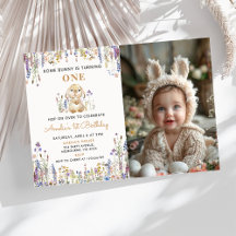 Foto de aniversário de Some Bunny Girl com flores