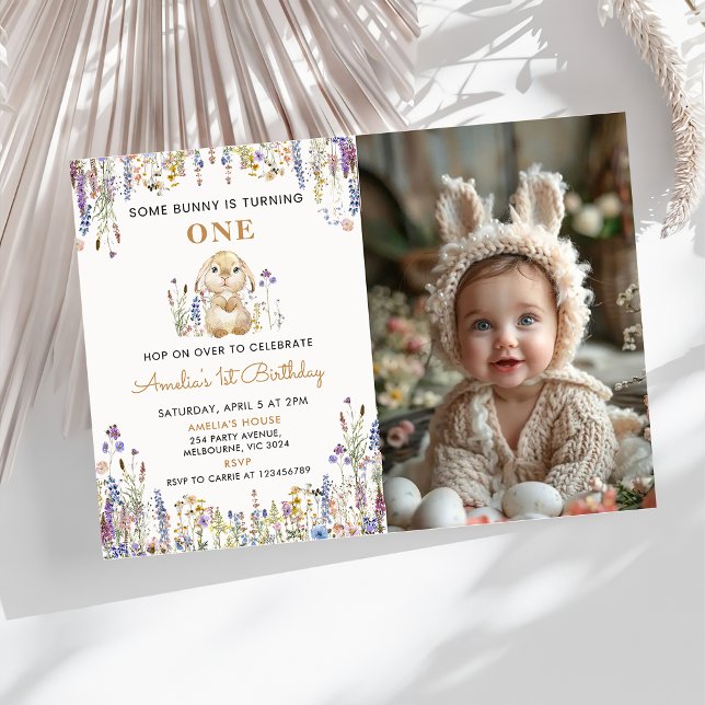 Convites Foto de aniversário de Some Bunny Girl com flores  (Criador carregado)