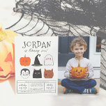 Convites Foto de aniversário de um menino moderno e bonito<br><div class="desc">Este design moderno mostra o nome do aniversariante em letras grandes em uma das minhas fontes decorativas favoritas, abaixo, sua idade aparece na tipografia fofa da escrita. Por baixo, no meio da carta, há 6 amigos do Halloween: uma abóbora, um vampiro, um chapéu de bruxa, um gato preto, um fantasma...</div>