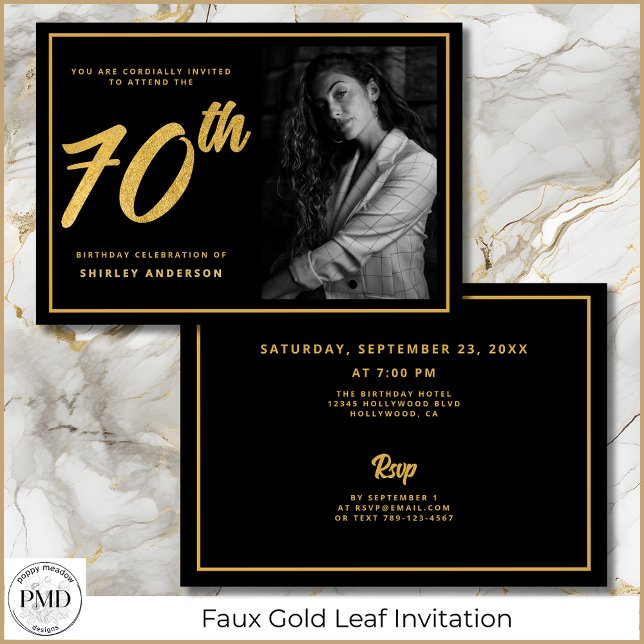 Convites Foto de Aniversário do 70 Black Faux Dourado Leaf  (70th Birthday Photo Black and Faux Gold Leaf Elegant Invitation with Party Details on the Back.)