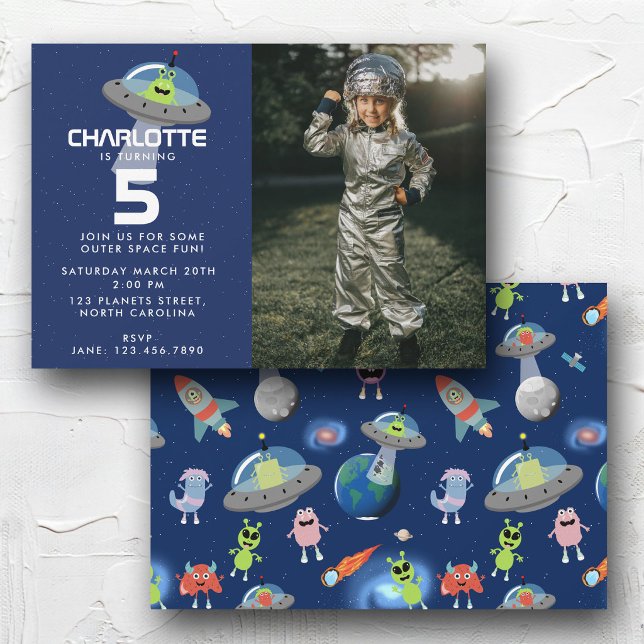 Convites Foto de Aniversário Espacial de Monstro Alienigena (Cute Modern Alien Monster Space Birthday Photo Invitation)